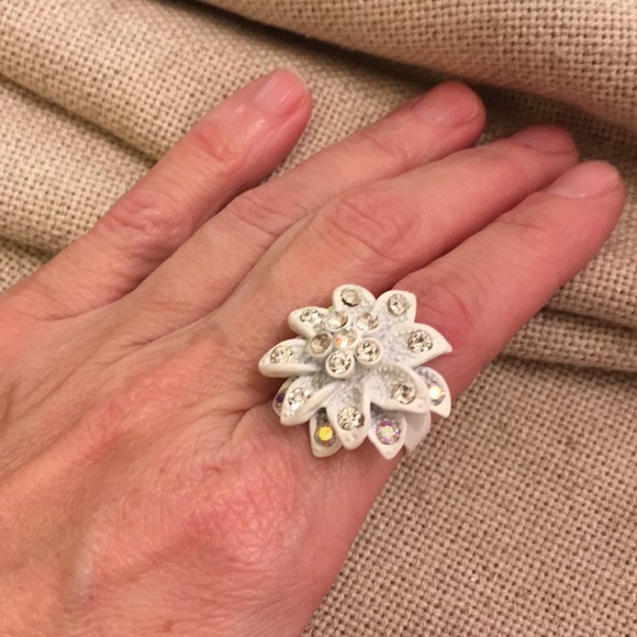 Vintage White Flower Enamel & Rhinestone Adjustable Ring - Picture 15 of 15